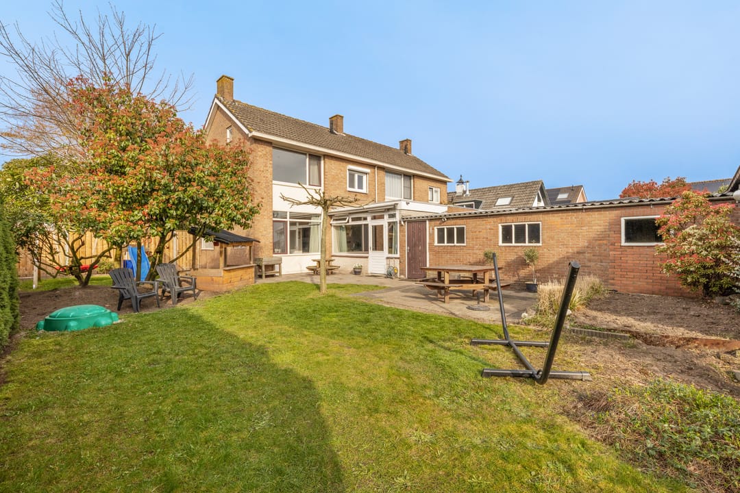 Corner house with spacious garden, two driveways and garage in Zegge — 29