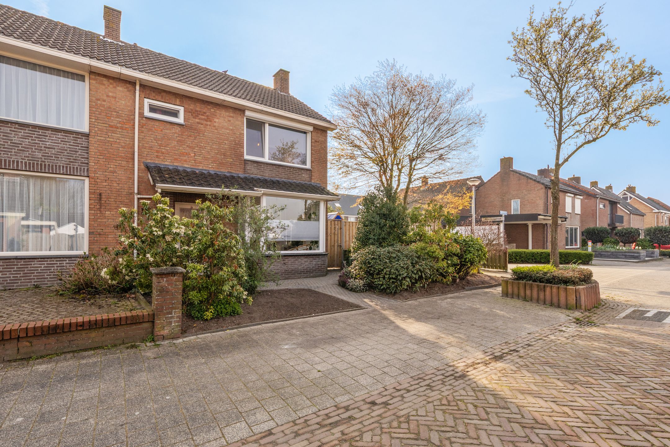 Corner house with spacious garden, two driveways and garage in Zegge — 43