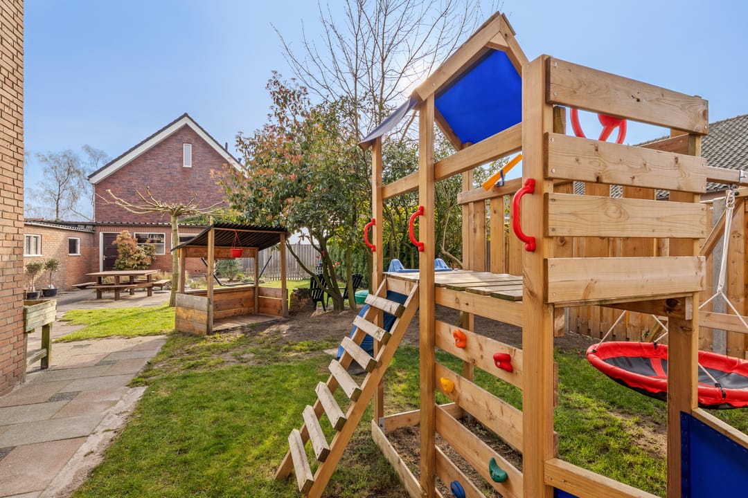 Corner house with spacious garden, two driveways and garage in Zegge — 36