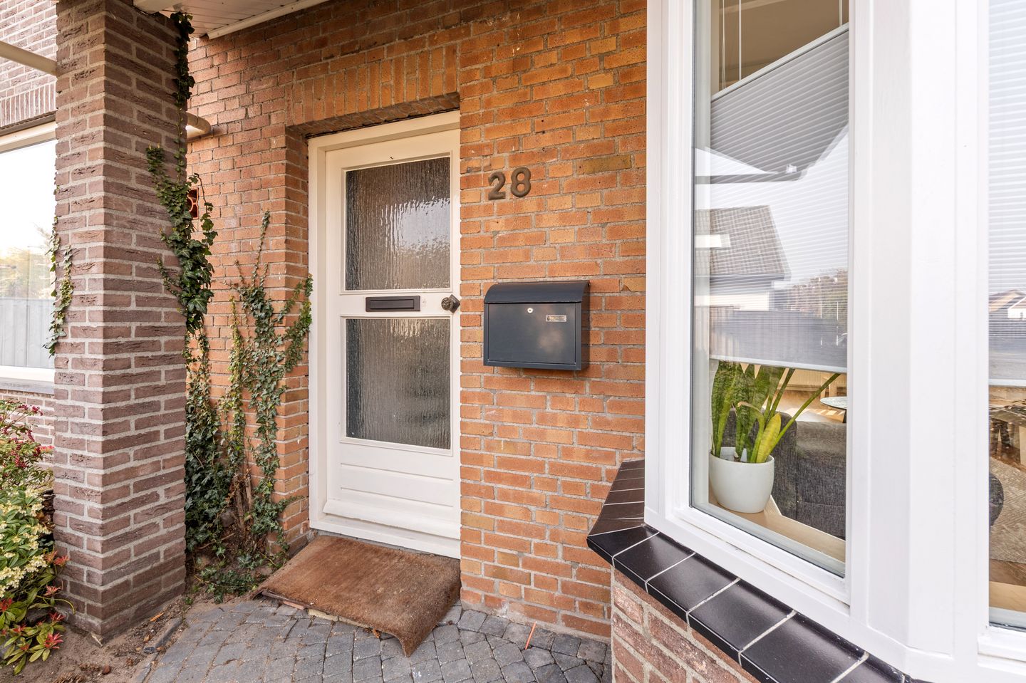 Corner house with spacious garden, two driveways and garage in Zegge — 38