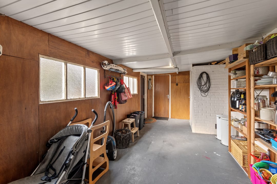 Corner house with spacious garden, two driveways and garage in Zegge — 26