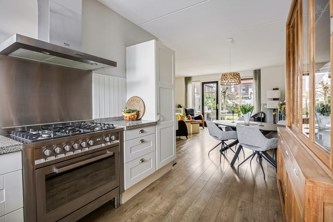 Light terraced house with water views and sunny garden in Rengerswetering — 17