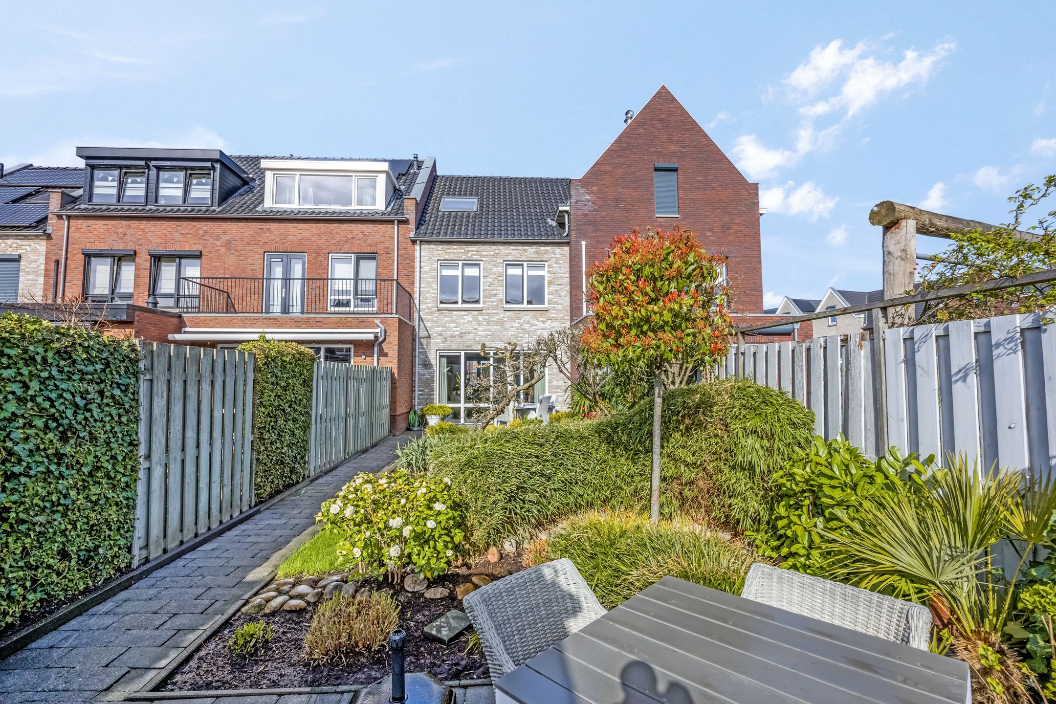 Light terraced house with water views and sunny garden in Rengerswetering — 24