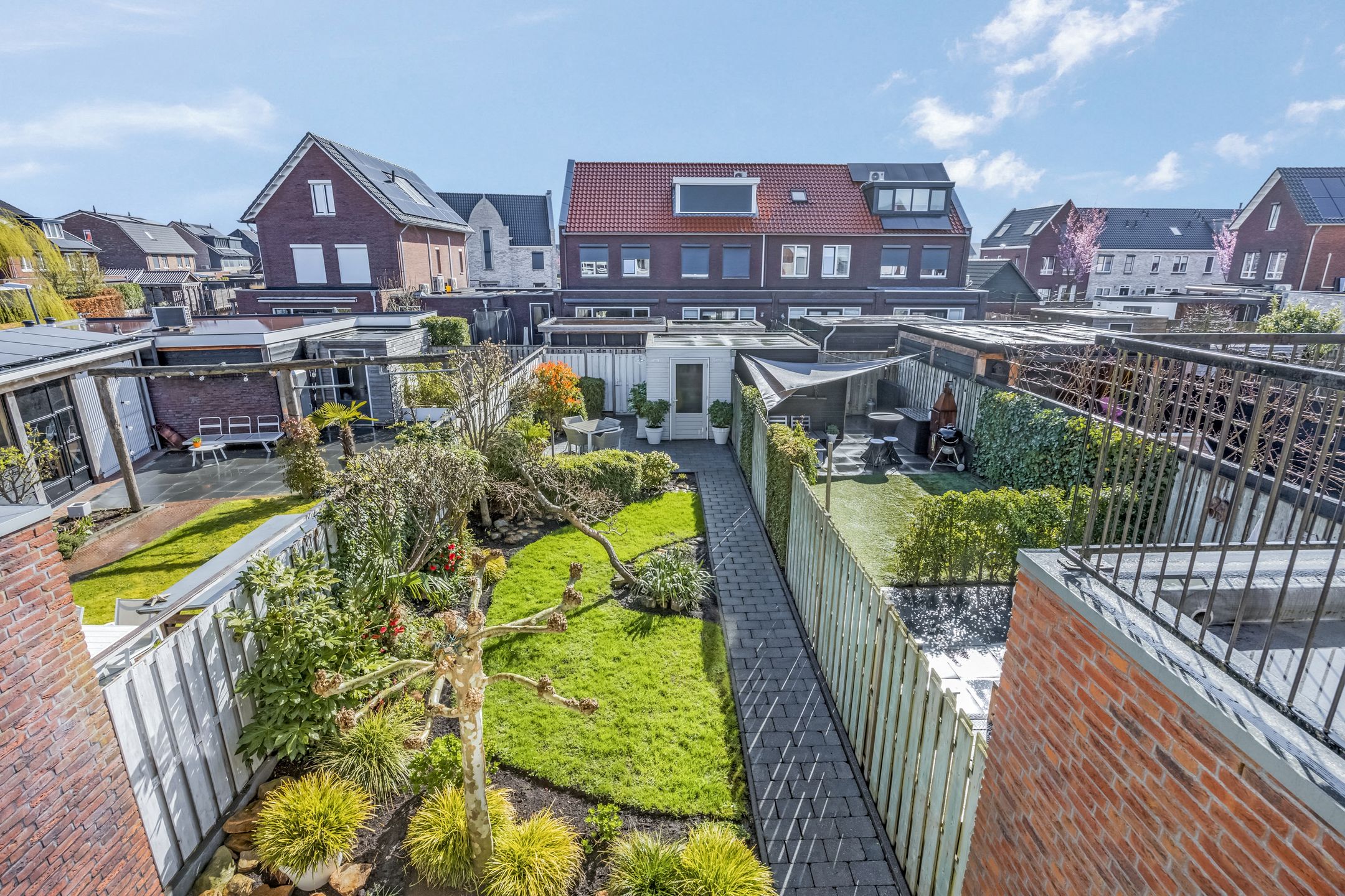Light terraced house with water views and sunny garden in Rengerswetering — 33