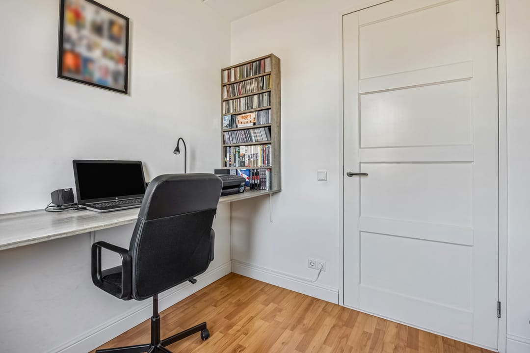 Light terraced house with water views and sunny garden in Rengerswetering — 37