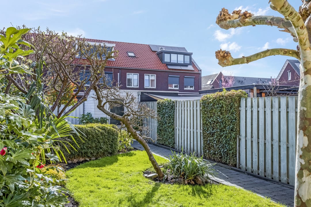 Light terraced house with water views and sunny garden in Rengerswetering — 22