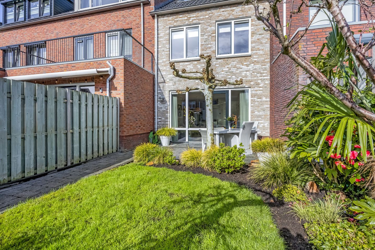 Light terraced house with water views and sunny garden in Rengerswetering — 19