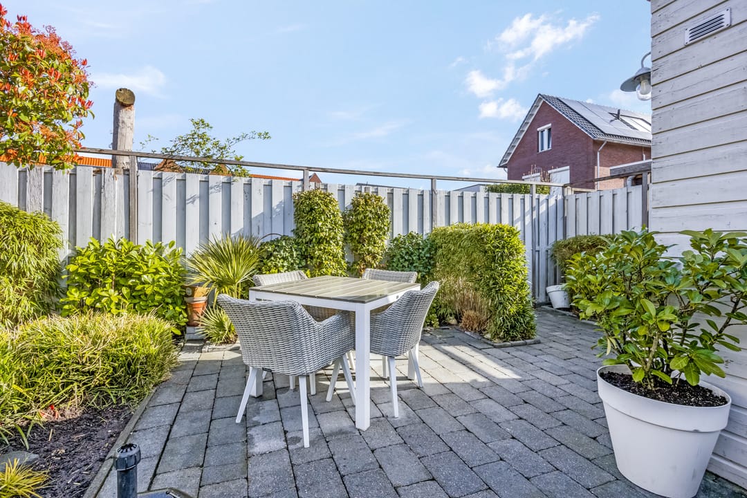 Light terraced house with water views and sunny garden in Rengerswetering — 23