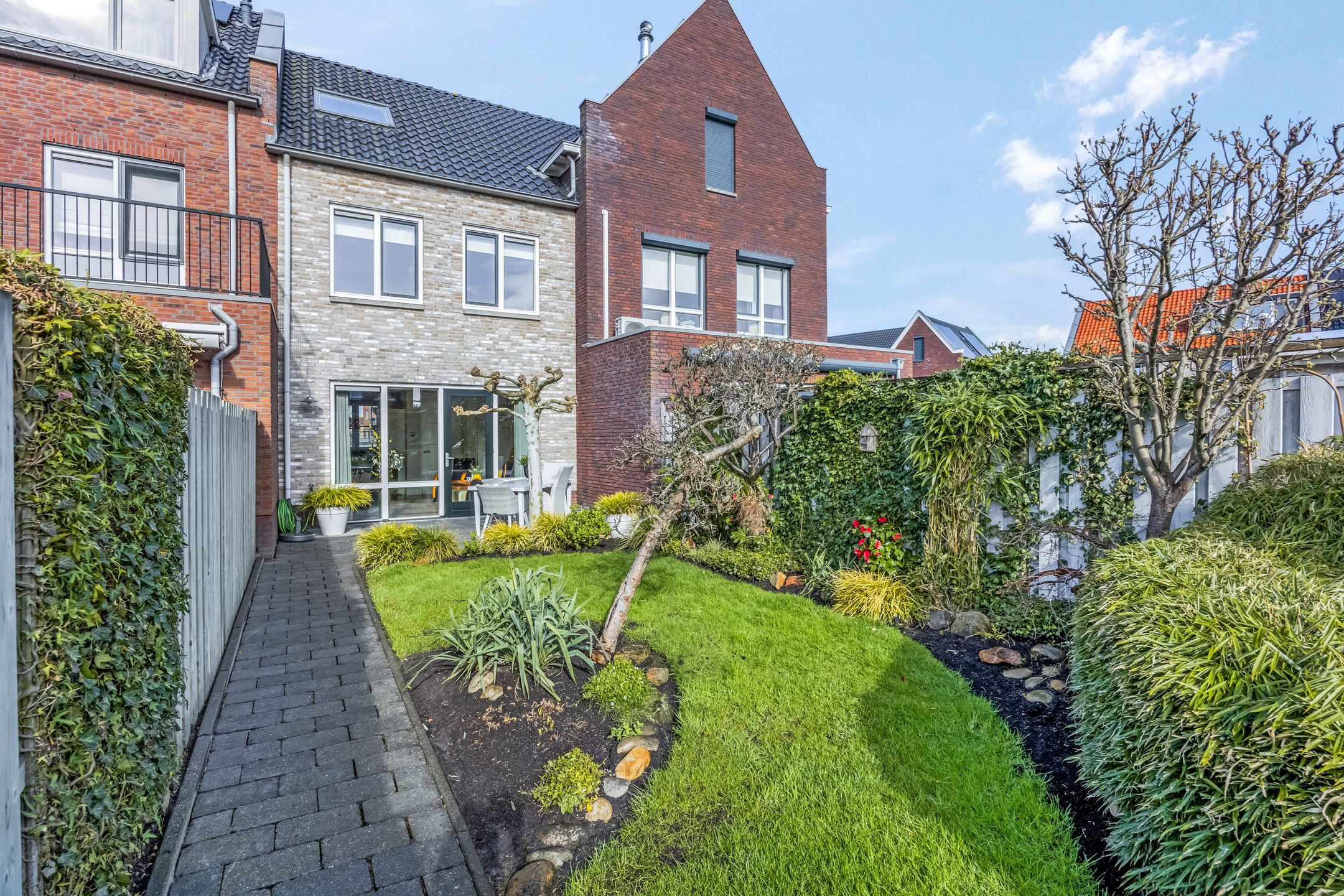 Light terraced house with water views and sunny garden in Rengerswetering — 21