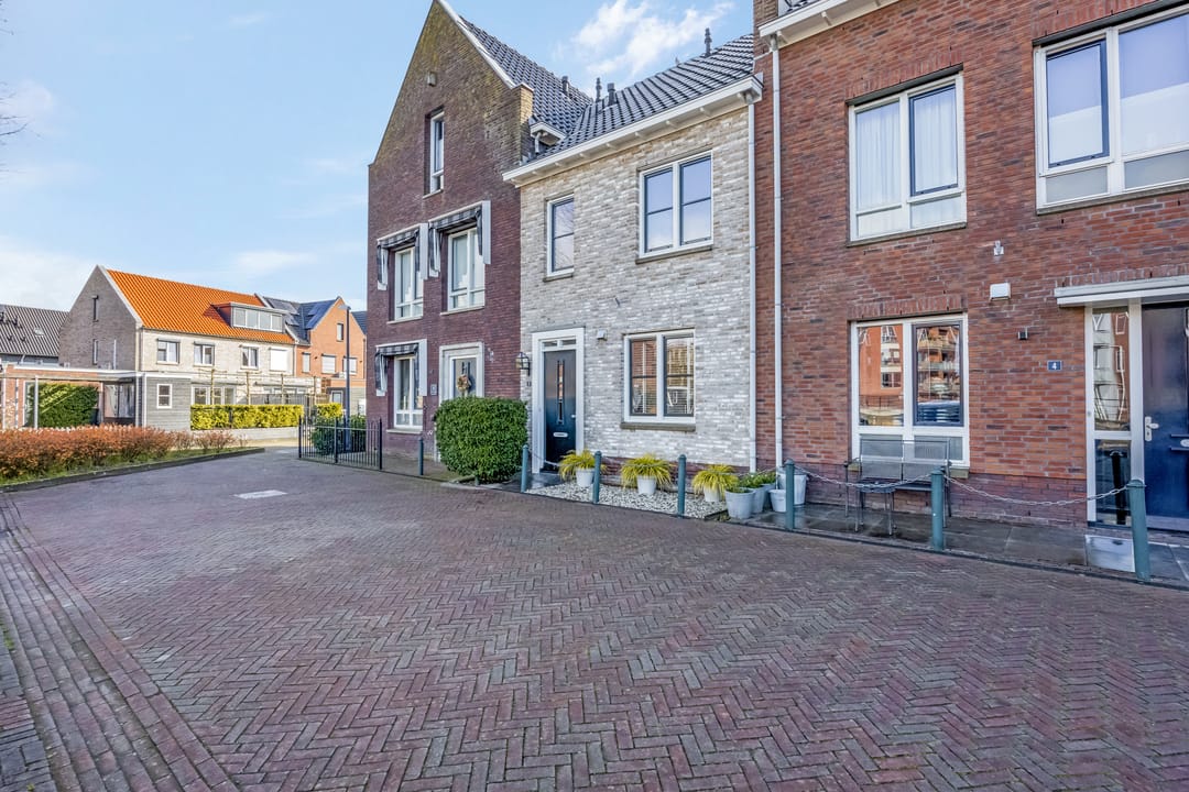 Light terraced house with water views and sunny garden in Rengerswetering — 47