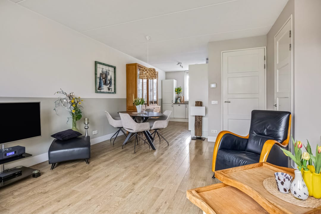 Light terraced house with water views and sunny garden in Rengerswetering — 13