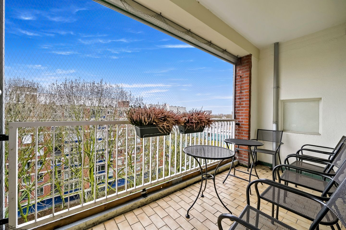Spacious Top Floor Apartment with Magnificent Views in Burgen en Horsten — 12