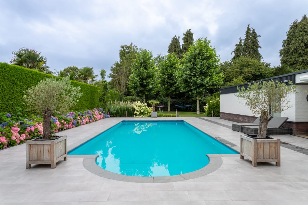 Luxury Villa in Frank Lloyd Wright Style with Private Pool and Wellness Facilities — 50