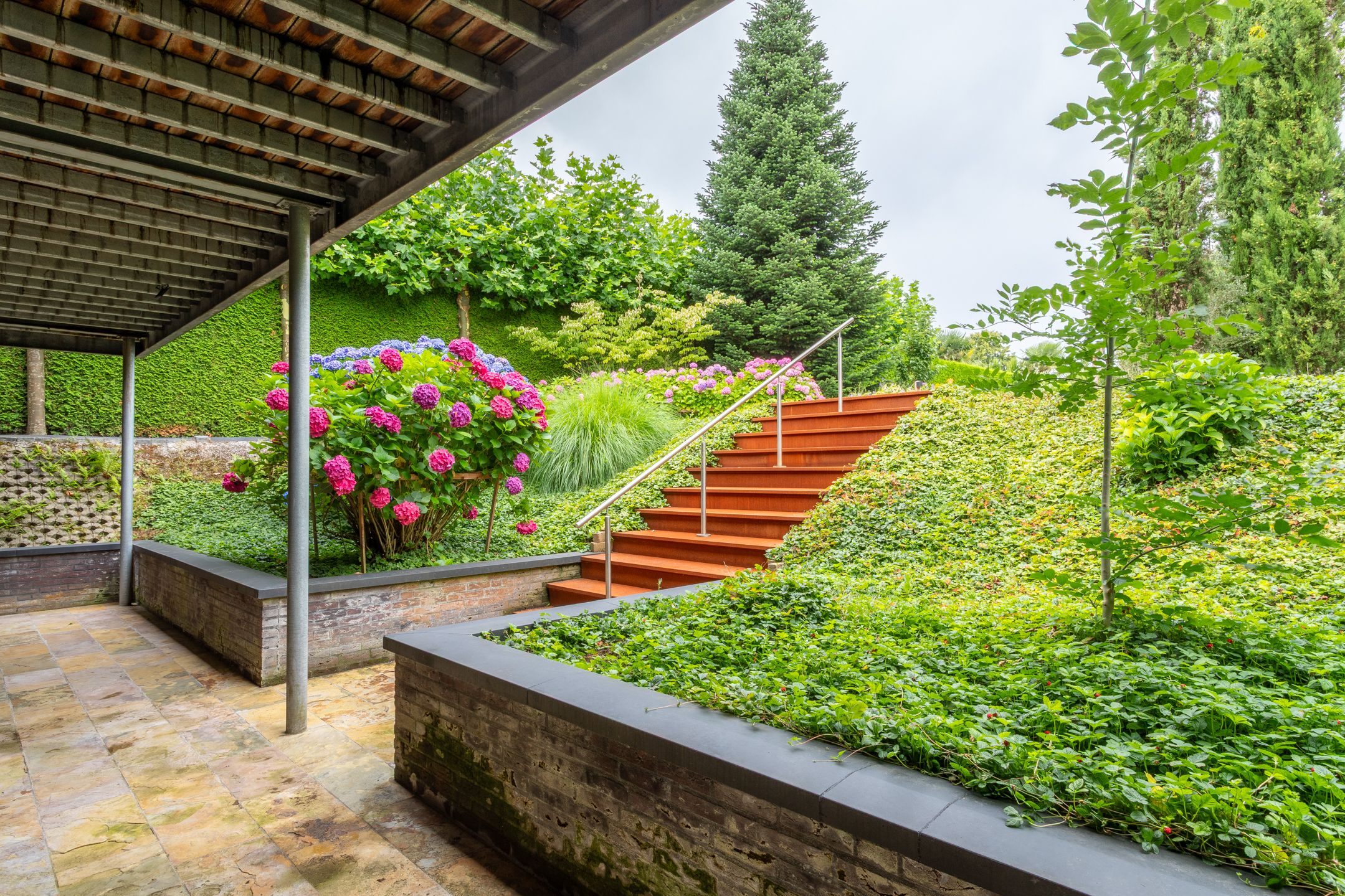 Luxury Villa in Frank Lloyd Wright Style with Private Pool and Wellness Facilities — 66