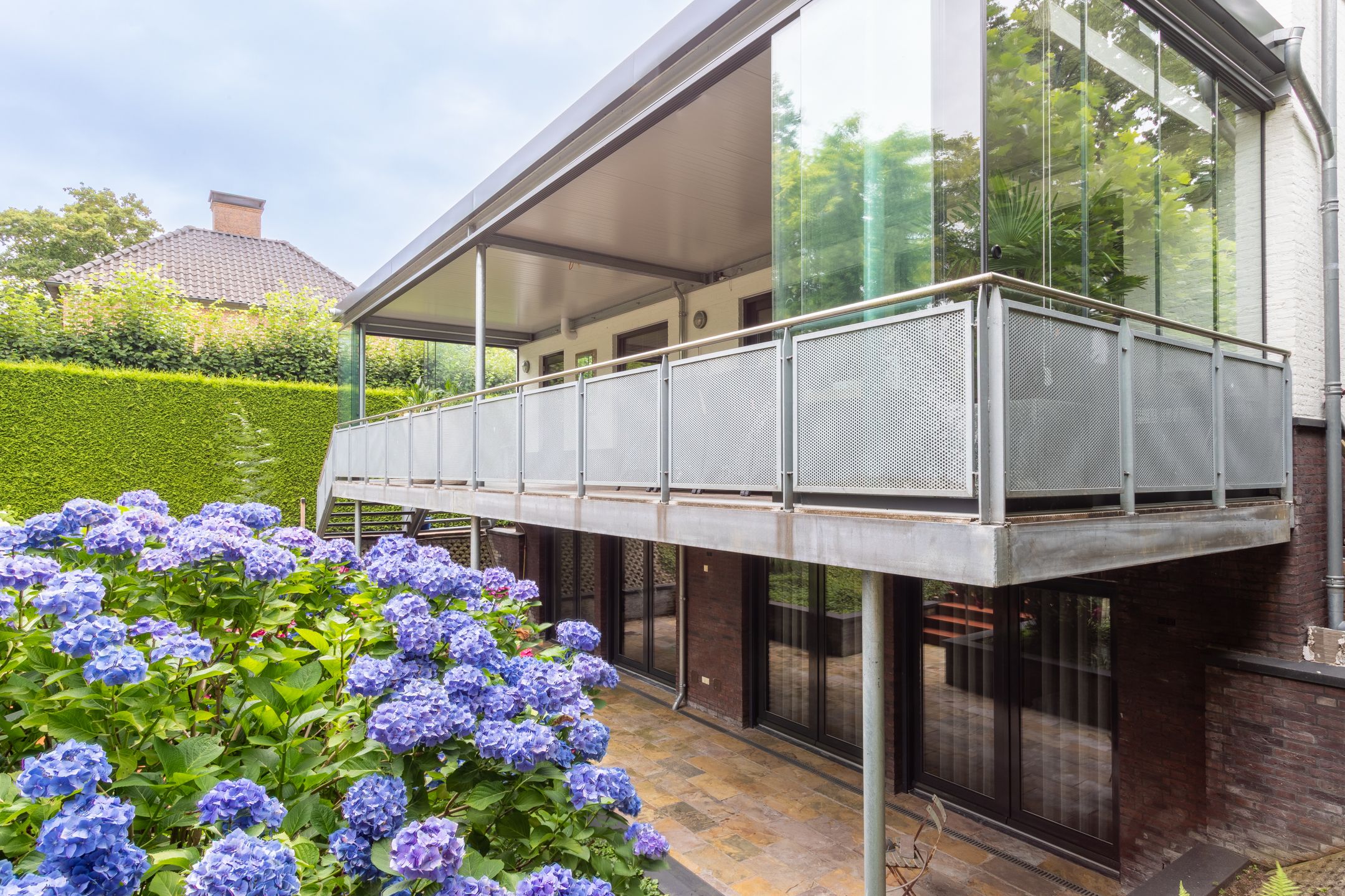 Luxury Villa in Frank Lloyd Wright Style with Private Pool and Wellness Facilities — 57