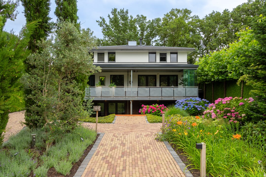 Luxury Villa in Frank Lloyd Wright Style with Private Pool and Wellness Facilities — 67