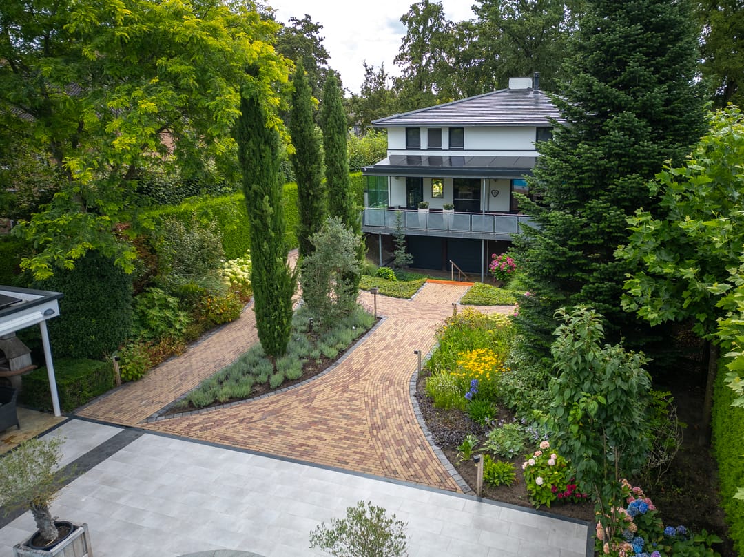 Luxury Villa in Frank Lloyd Wright Style with Private Pool and Wellness Facilities — 71