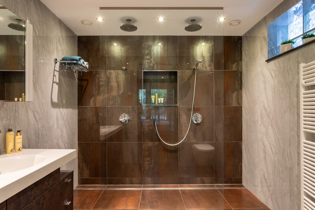 Luxury Villa in Frank Lloyd Wright Style with Private Pool and Wellness Facilities — 26