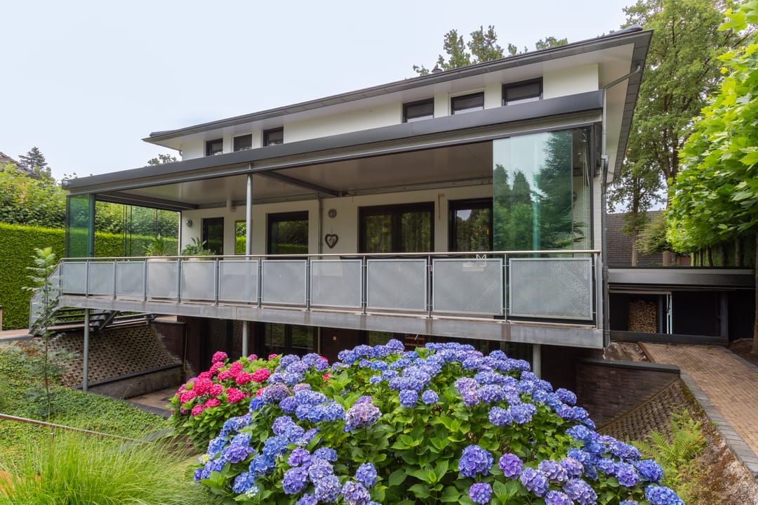 Luxury Villa in Frank Lloyd Wright Style with Private Pool and Wellness Facilities — 47