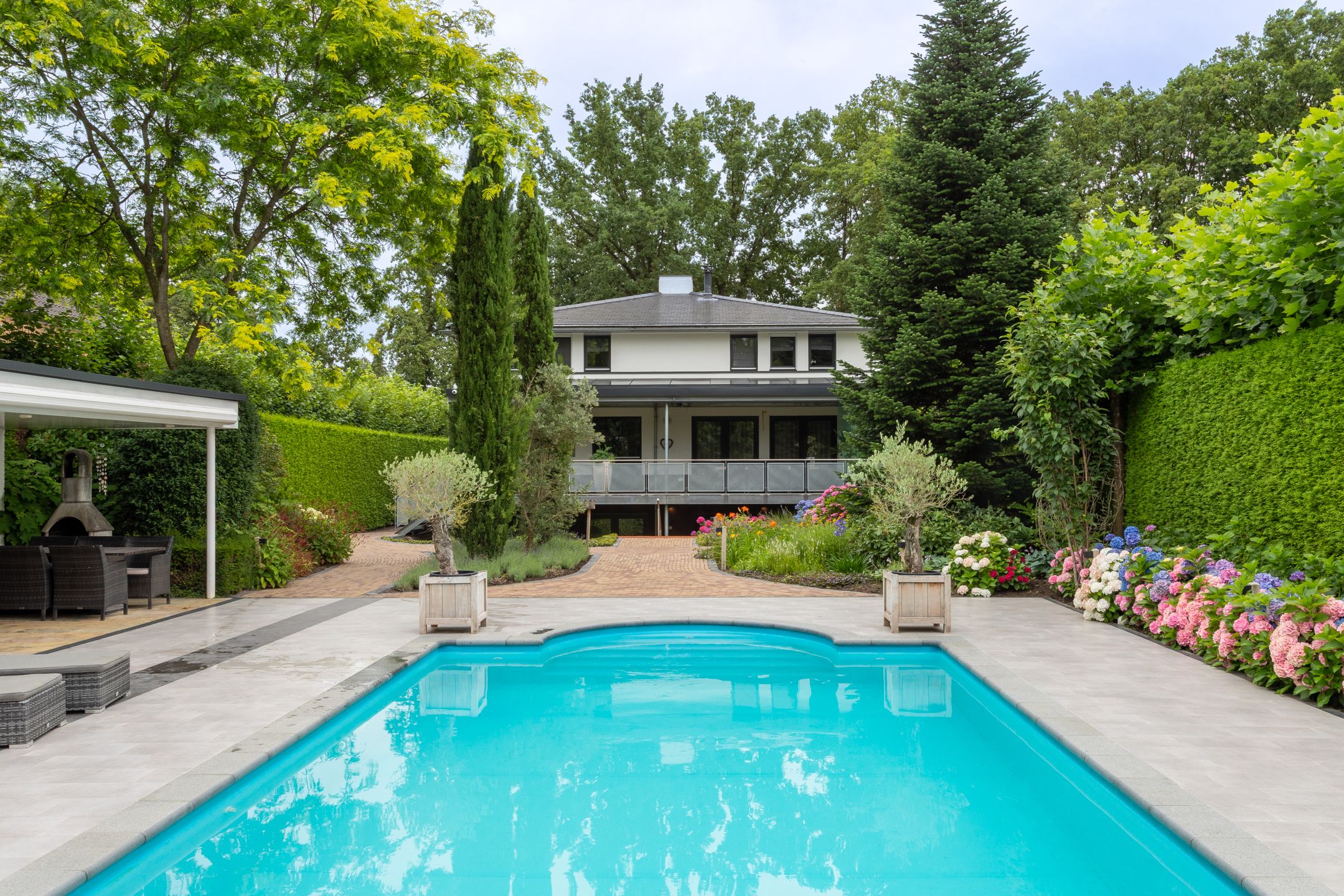 Luxury Villa in Frank Lloyd Wright Style with Private Pool and Wellness Facilities — 46