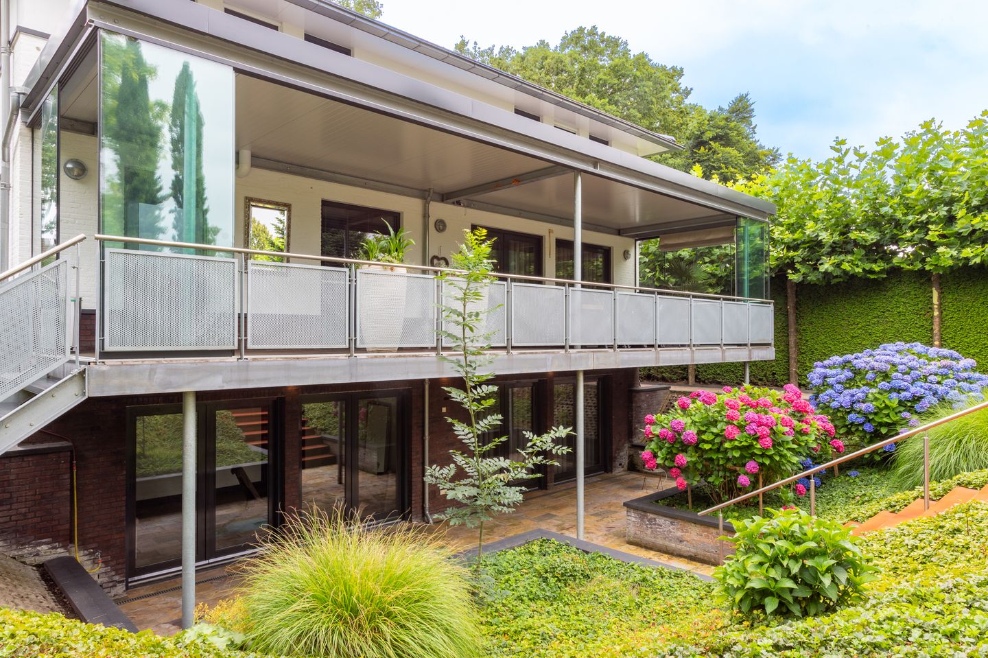 Luxury Villa in Frank Lloyd Wright Style with Private Pool and Wellness Facilities — 68