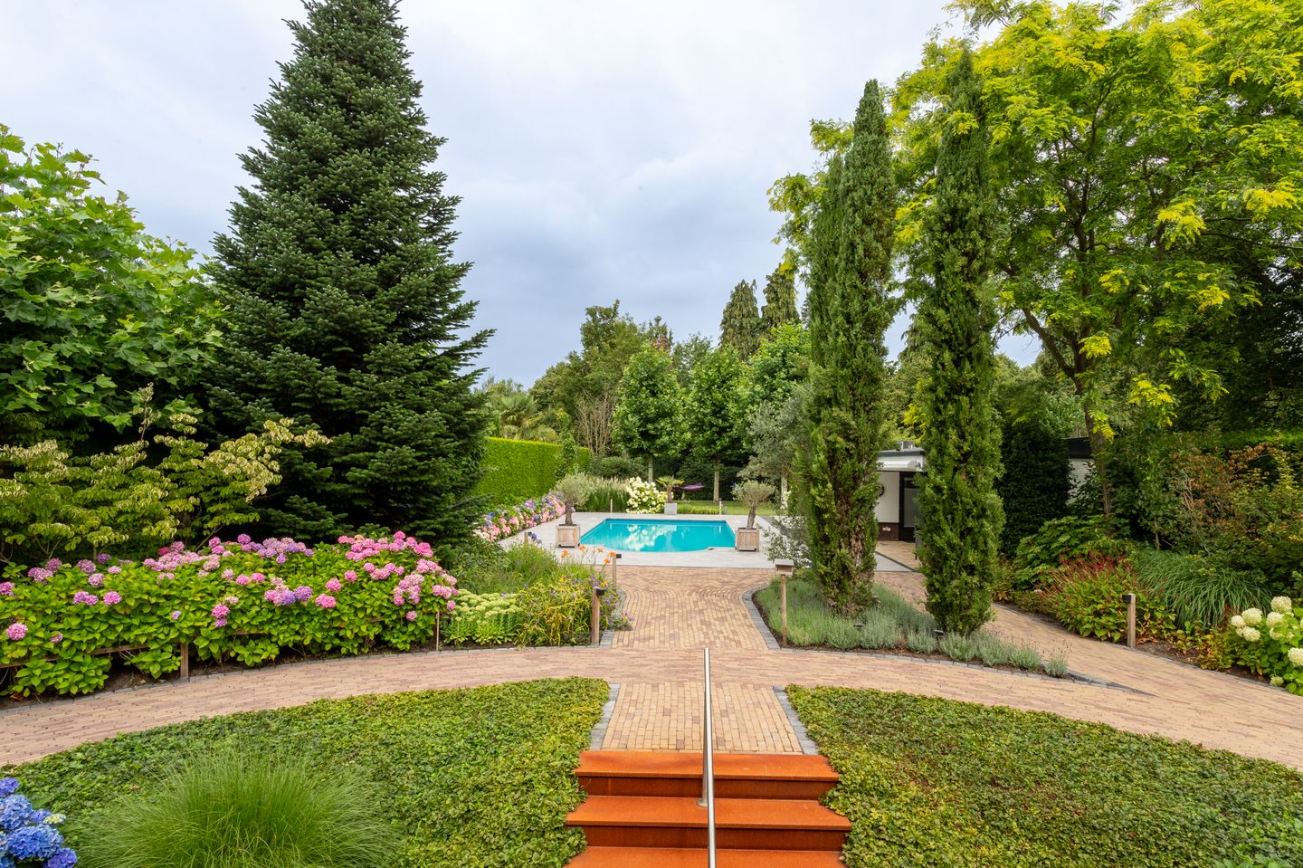 Luxury Villa in Frank Lloyd Wright Style with Private Pool and Wellness Facilities — 64