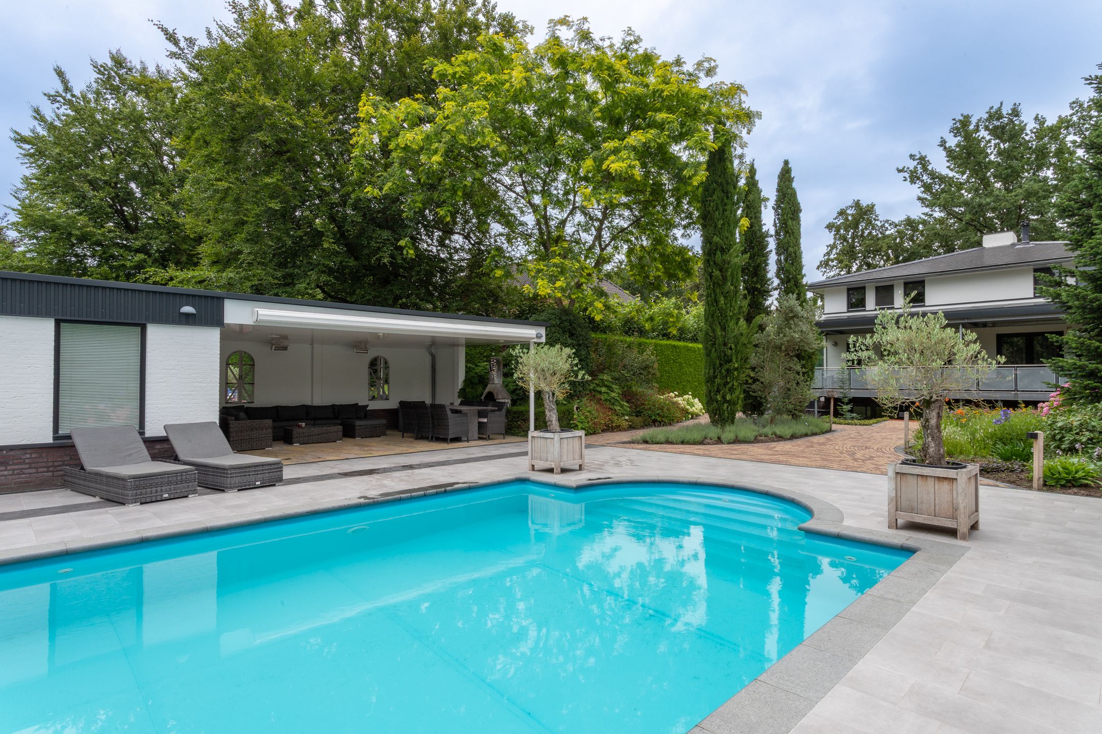 Luxury Villa in Frank Lloyd Wright Style with Private Pool and Wellness Facilities — 48