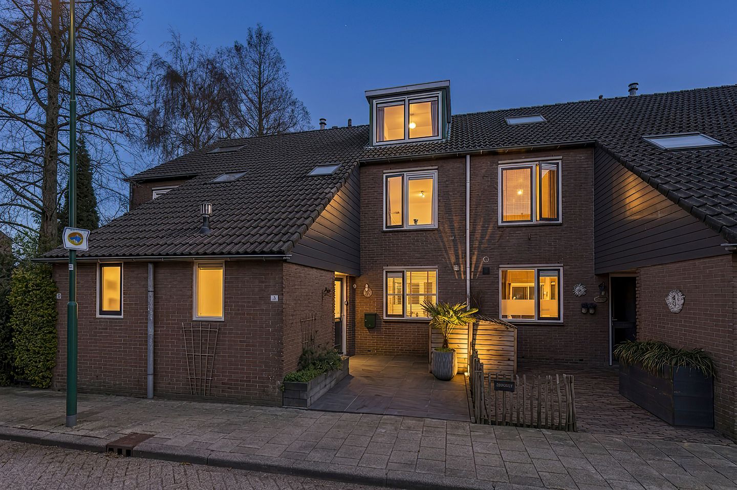 Spacious extended family home with six bedrooms and deep southeast-facing garden in Cothen — 75