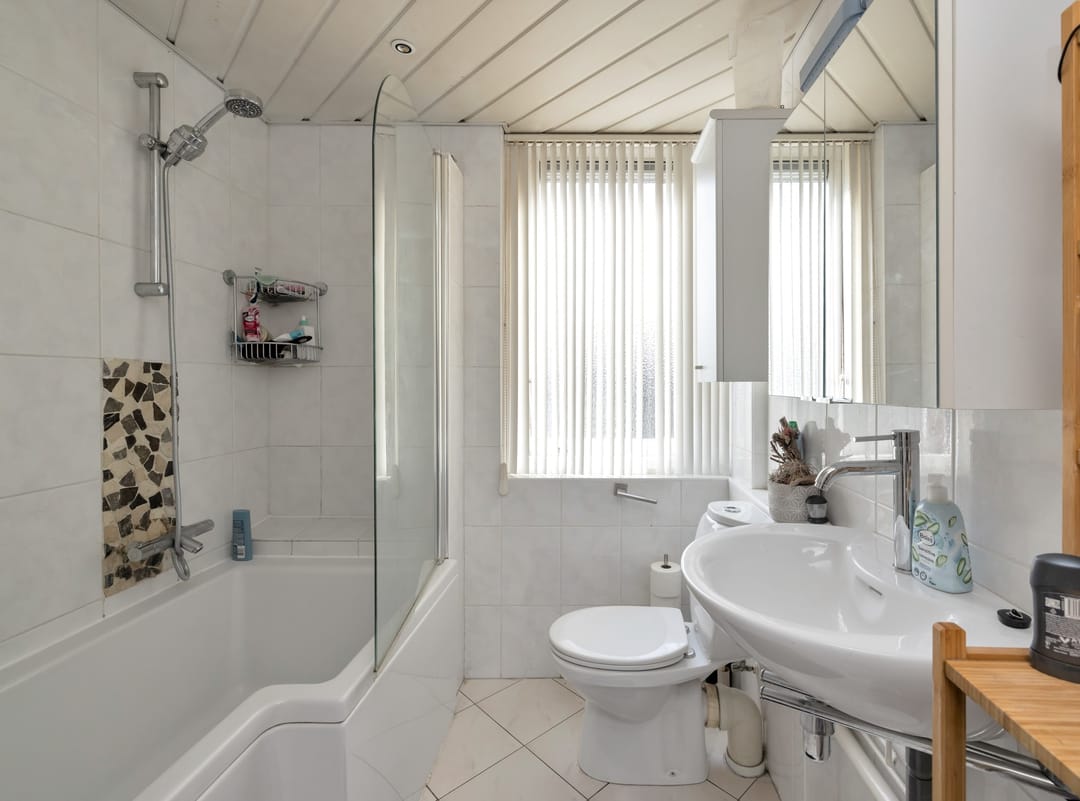 Spacious Family Home with Unobstructed Views Over Greenery and Water in Kudelstaart — 23