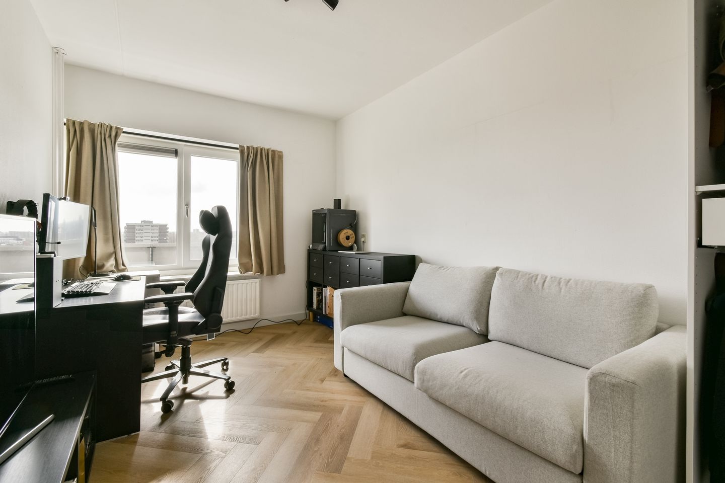 Renovated three-room apartment on 13th floor with panoramic views — 13