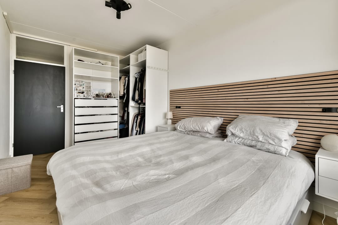 Renovated three-room apartment on 13th floor with panoramic views — 12