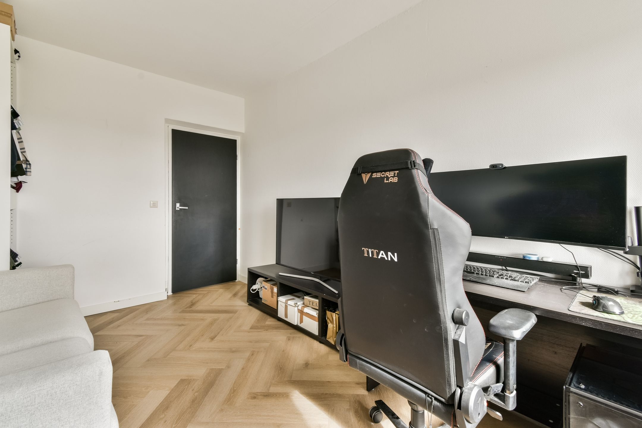 Renovated three-room apartment on 13th floor with panoramic views — 14