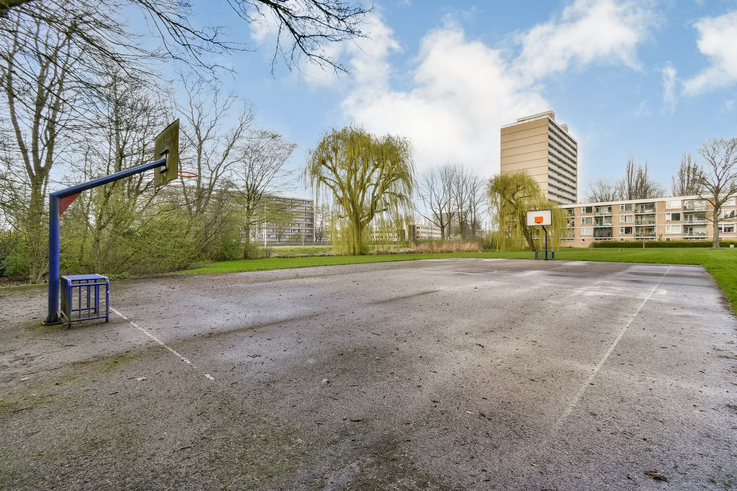 Renovated three-room apartment on 13th floor with panoramic views — 18