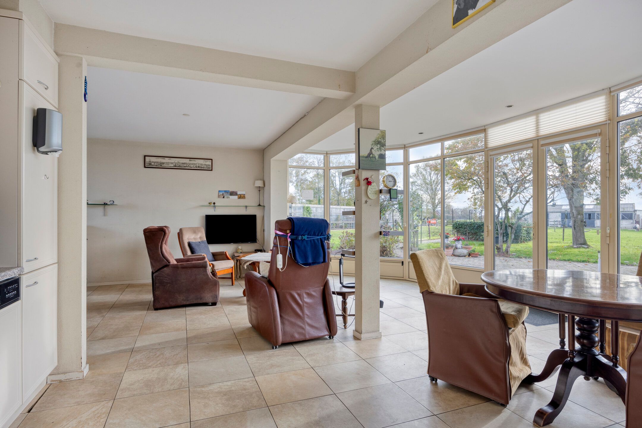Detached Country Home with Equestrian Facilities on Over 14,000 m² of Land — 12