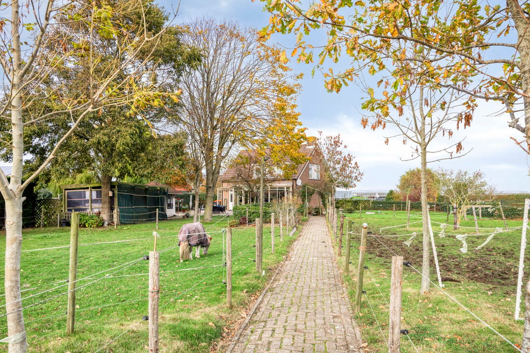 Detached Country Home with Equestrian Facilities on Over 14,000 m² of Land — 31