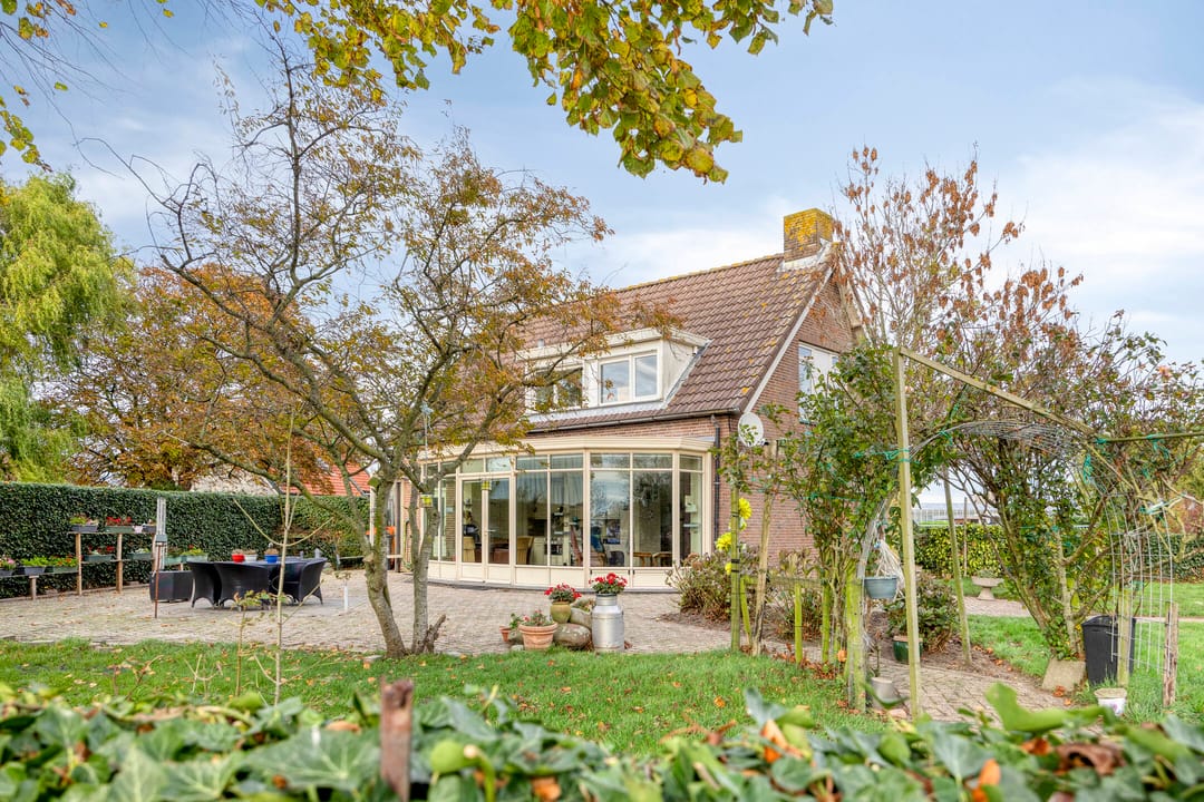 Detached Country Home with Equestrian Facilities on Over 14,000 m² of Land — 28