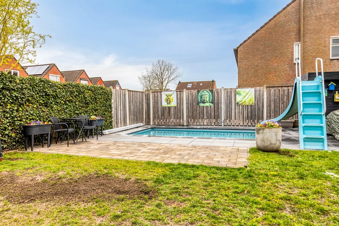 Luxury Semi-Detached Home with Heated Swimming Pool and Smart Home Technology — 33