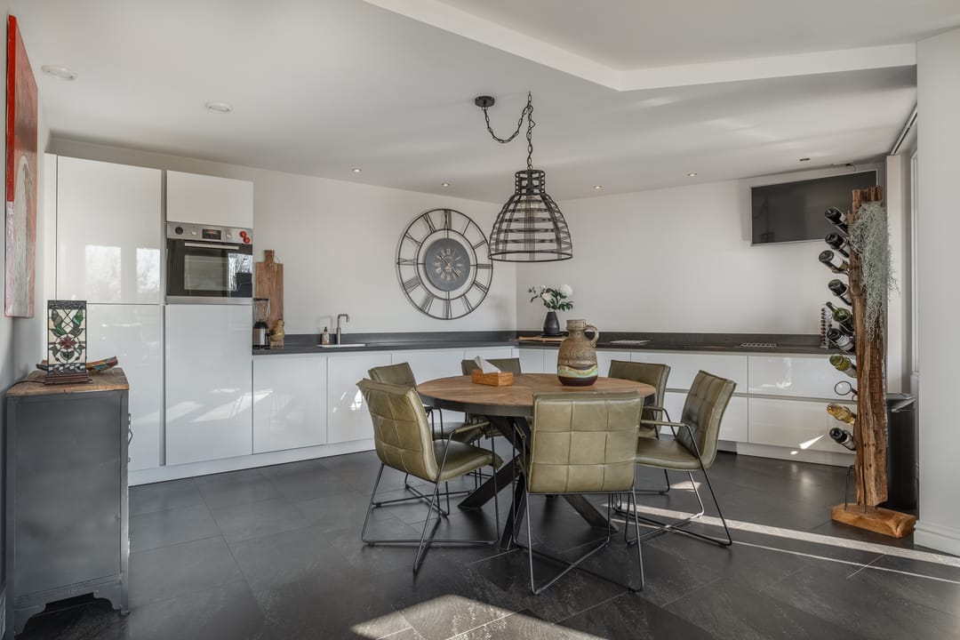 Modern ground-floor apartment with private parking in Hedel center — 20