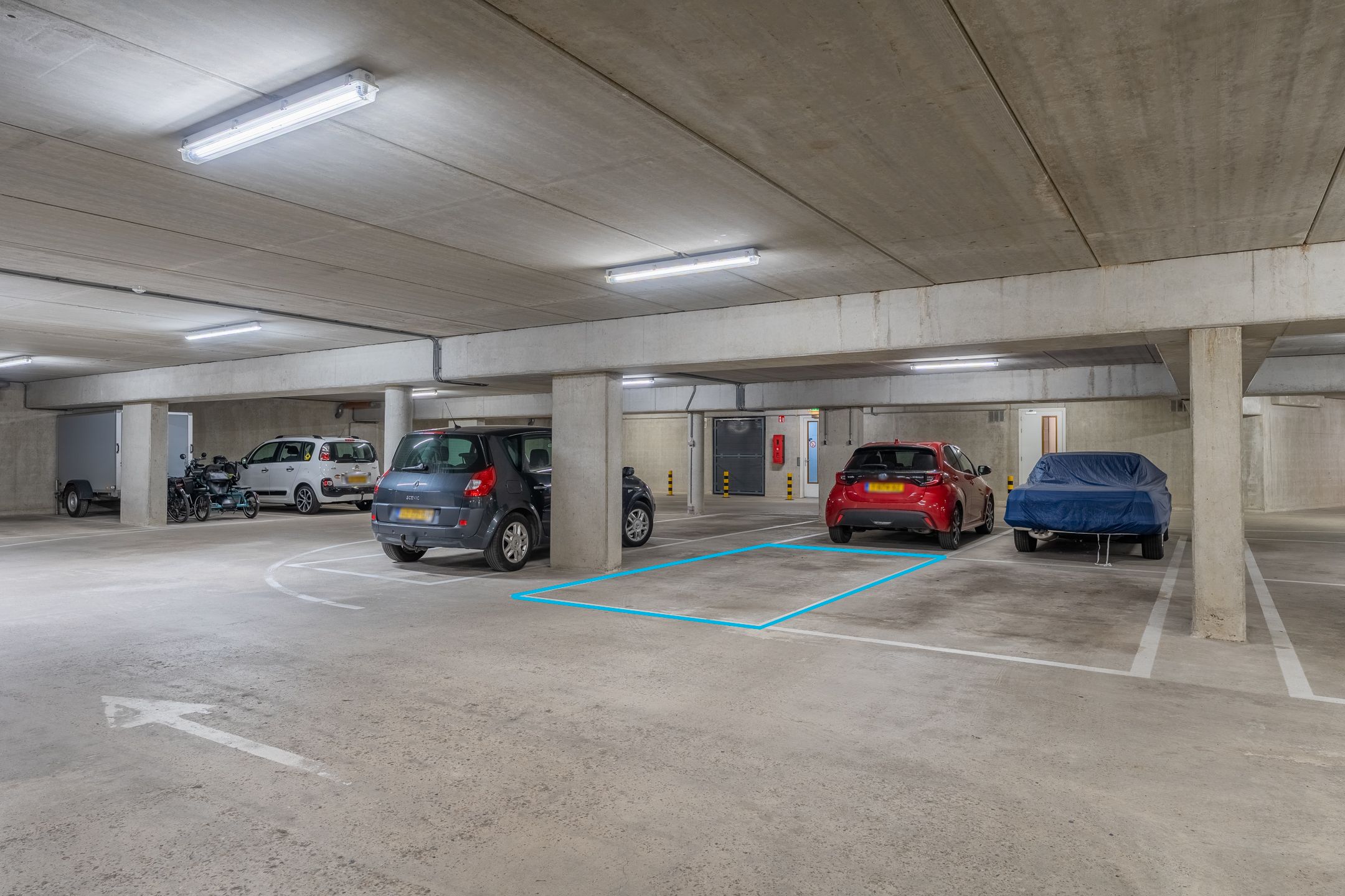 Modern ground-floor apartment with private parking in Hedel center — 27