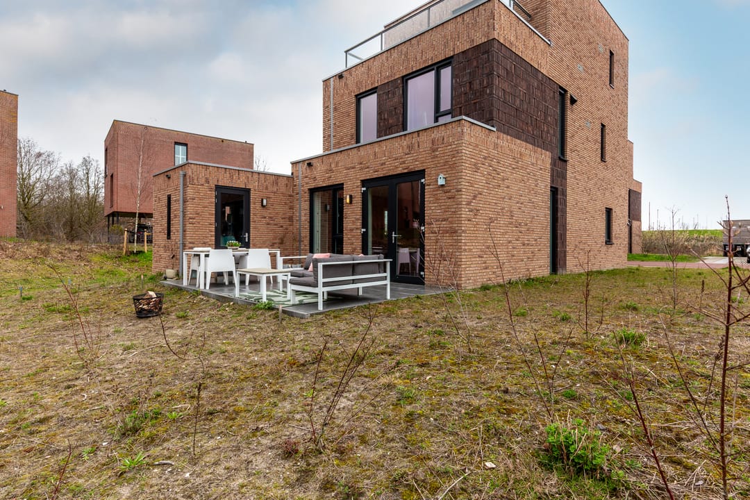 Detached Family Home in Nature Reserve with Five Bedrooms and Modern Amenities — 34