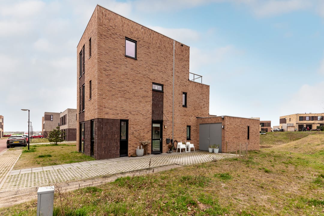Detached Family Home in Nature Reserve with Five Bedrooms and Modern Amenities — 35