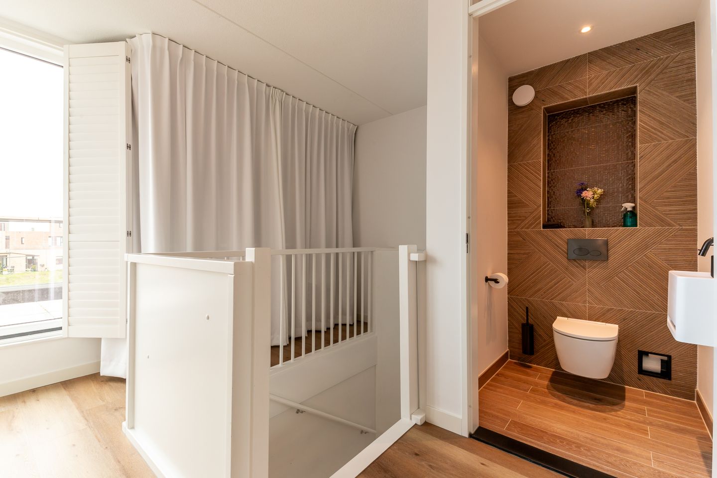 Detached Family Home in Nature Reserve with Five Bedrooms and Modern Amenities — 27