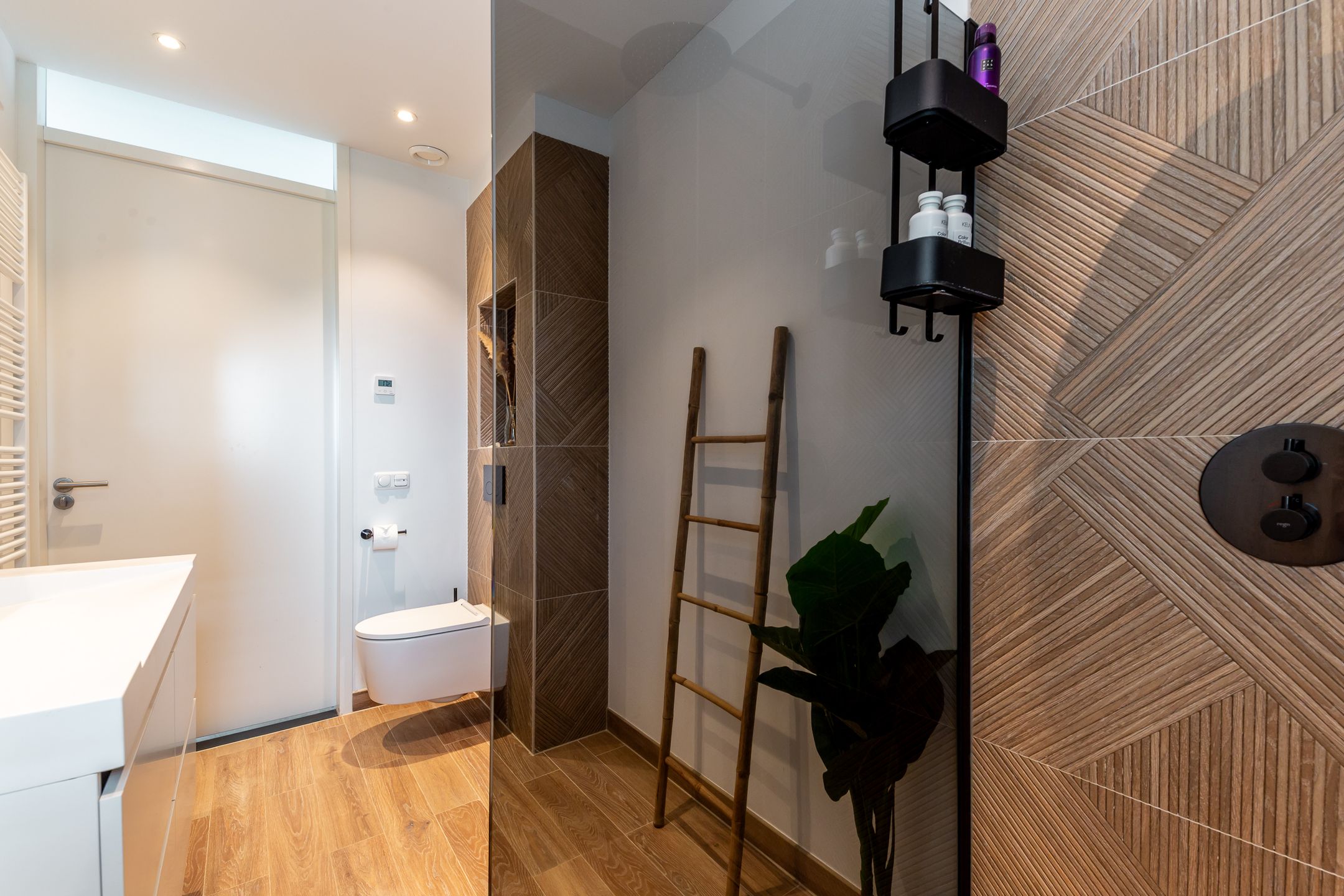 Detached Family Home in Nature Reserve with Five Bedrooms and Modern Amenities — 25