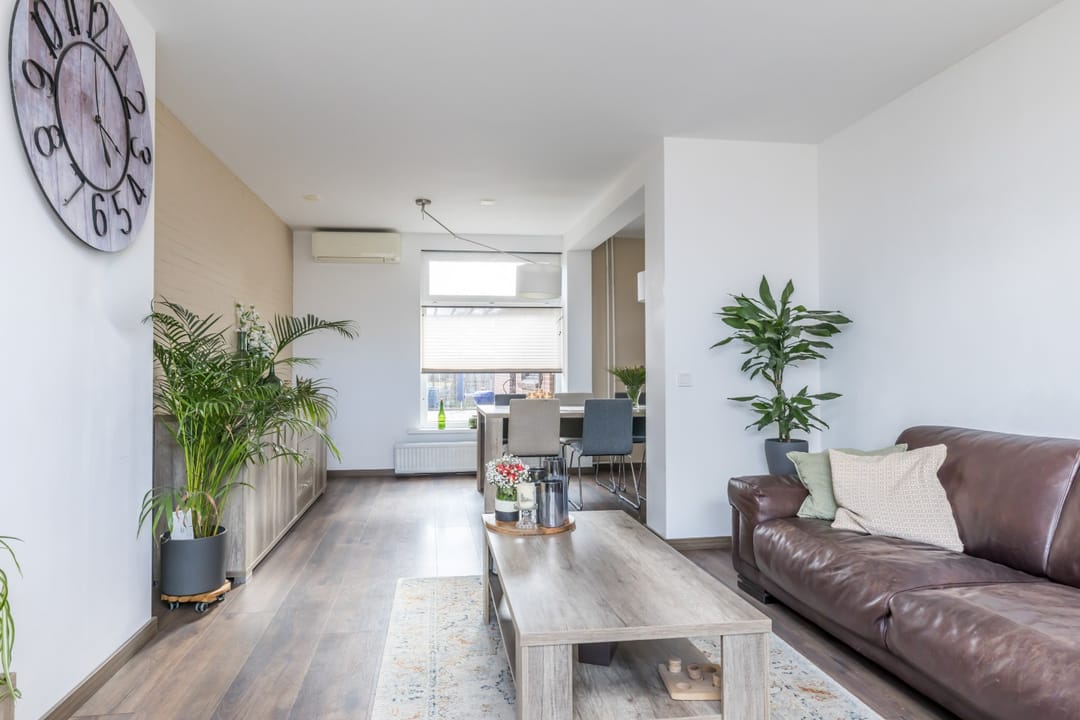 Fully Renovated Semi-Detached Home with Large Garden and Multifunctional Garden Room — 16
