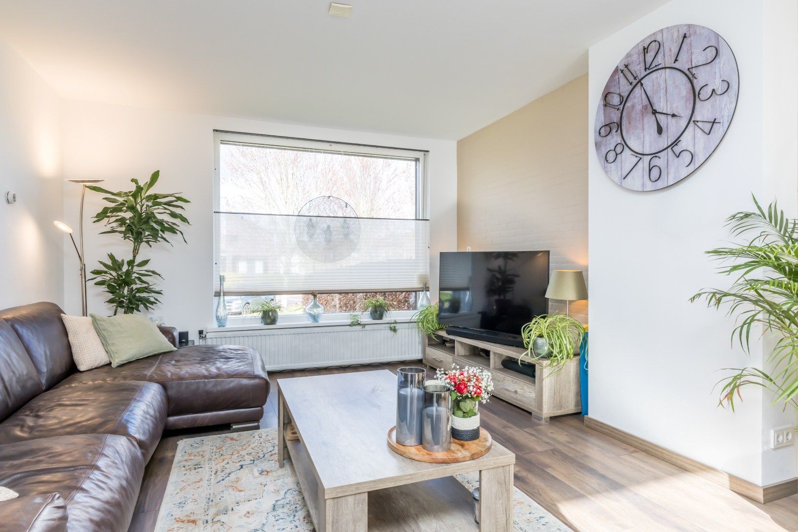 Fully Renovated Semi-Detached Home with Large Garden and Multifunctional Garden Room — 15