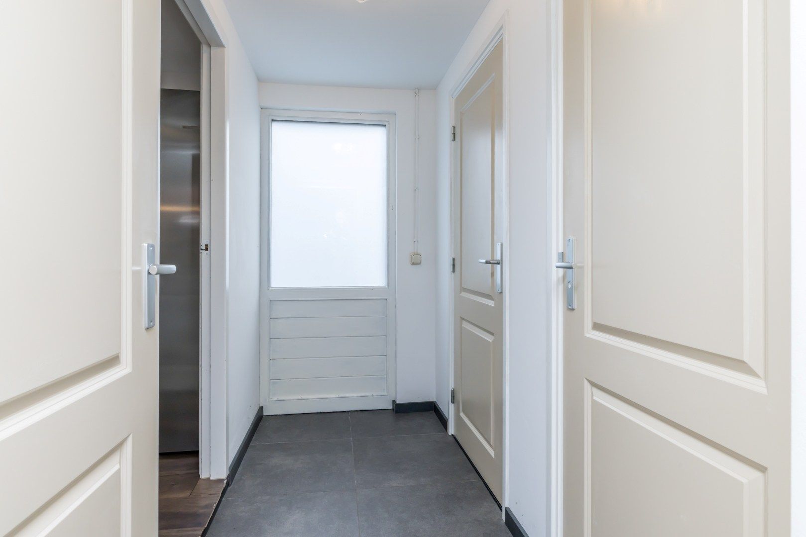 Fully Renovated Semi-Detached Home with Large Garden and Multifunctional Garden Room — 24