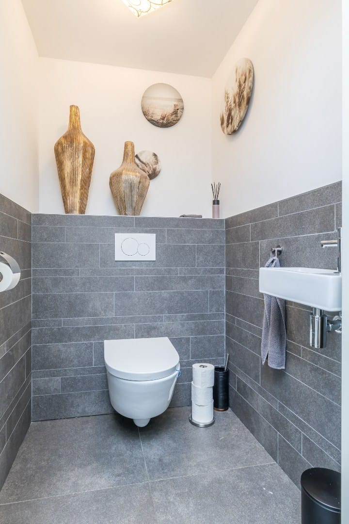 Fully Renovated Semi-Detached Home with Large Garden and Multifunctional Garden Room — 25