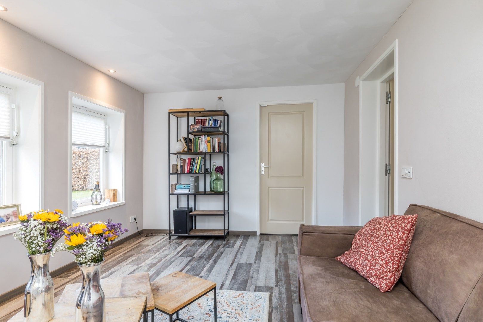 Fully Renovated Semi-Detached Home with Large Garden and Multifunctional Garden Room — 27