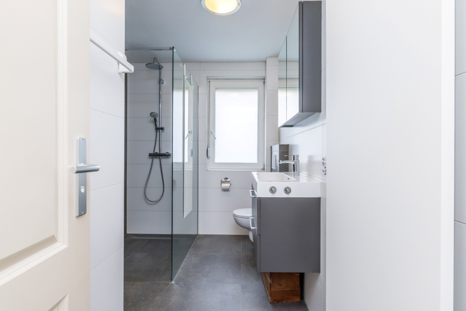 Fully Renovated Semi-Detached Home with Large Garden and Multifunctional Garden Room — 30