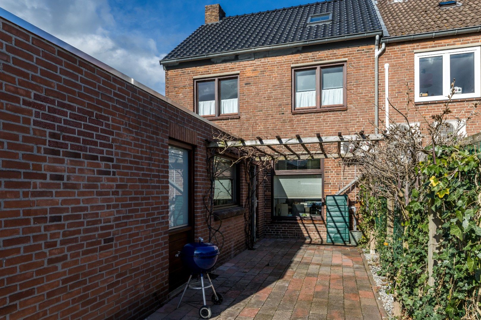 Fully Renovated Semi-Detached Home with Large Garden and Multifunctional Garden Room — 42